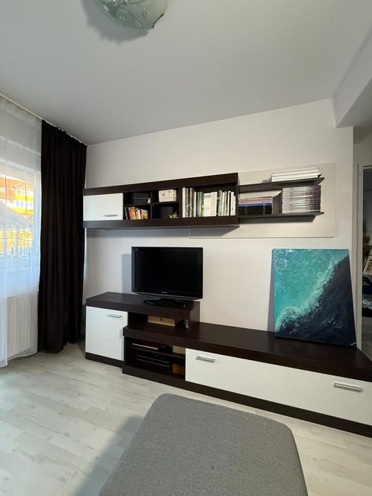 Vând mobilă living + canapea extensibilă – stare foarte bună