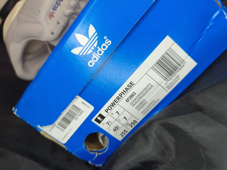 Adidașii noi cu etichetă