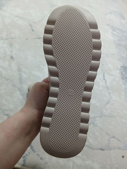 Продам  новые  40 размер