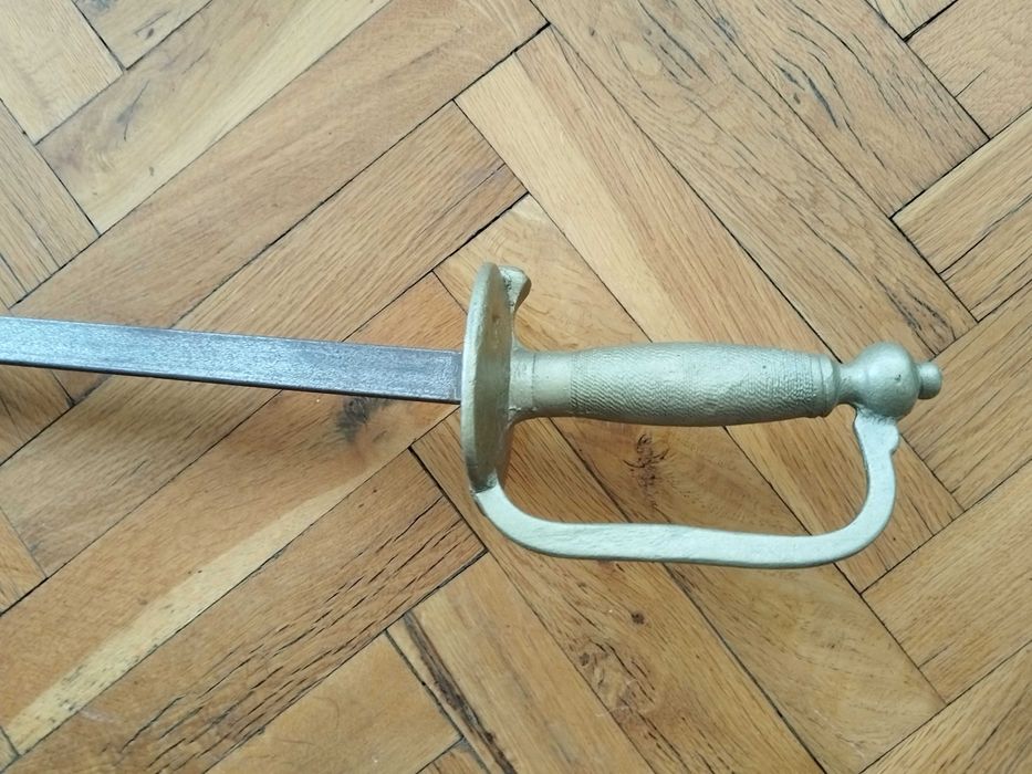 Старинна рапира, шпага, меч, сабя. Стара маска, шлем за фехтовка