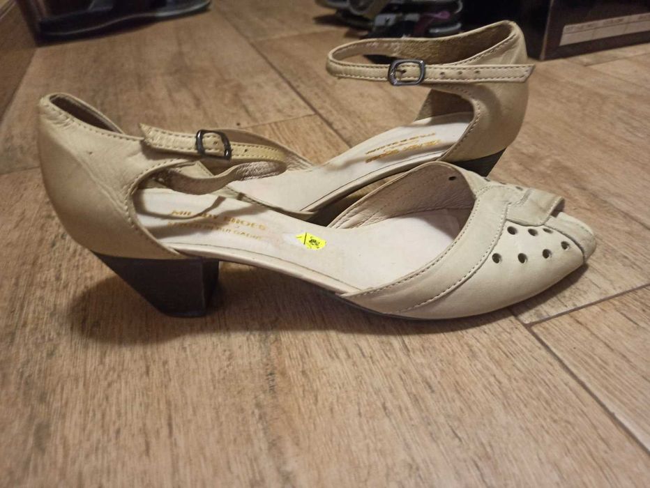 Бежови дамски сандали НОВИ