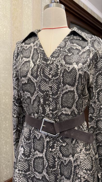 Стильное платье с трендовым принтом «Змеиная кожа»