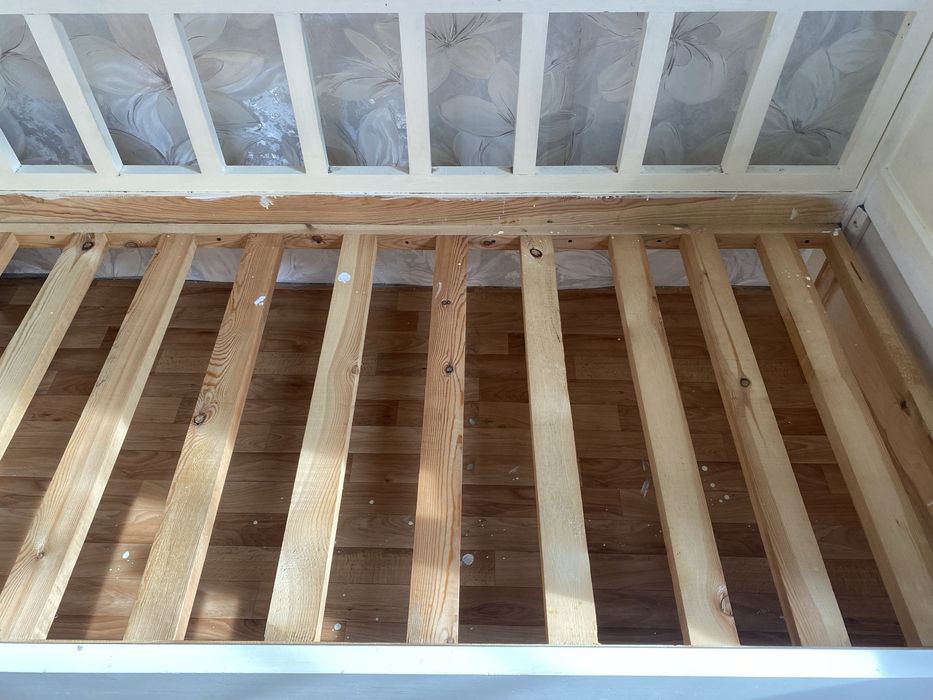 Кровать деревянная