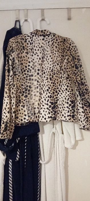 Сако с принт леопард,памук с два джоба,закопчаване с едно копче,отзад
