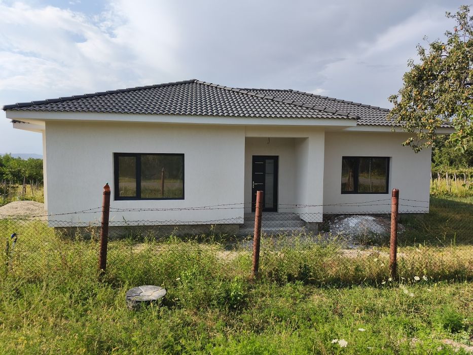 Casa noua de vanzare