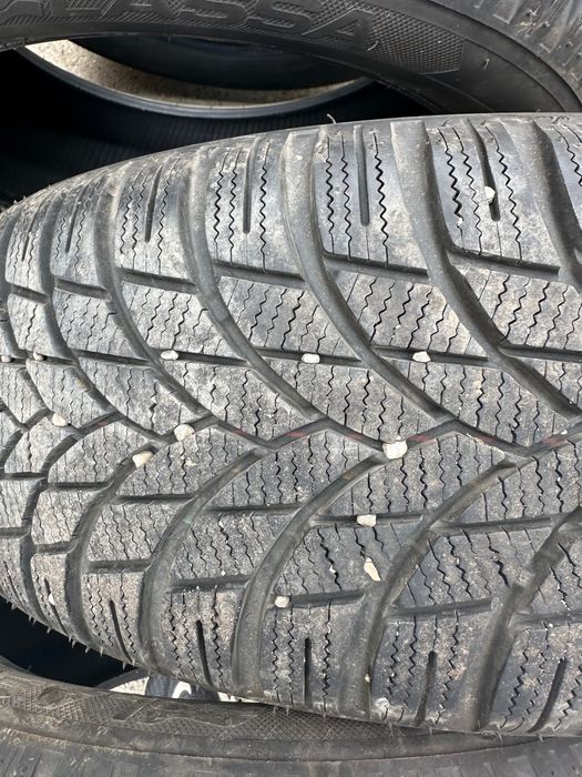 Продавам гуми карани един сезон, с размер  на грайфера 7-7,5 мм.