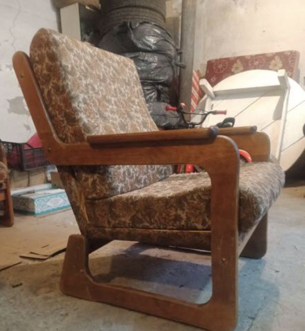 Продам два винтажных кресла.