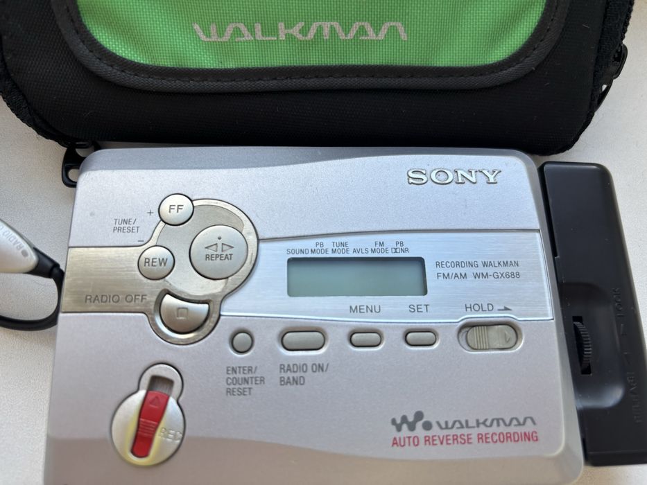 Диктофон оригинал в комплекте.