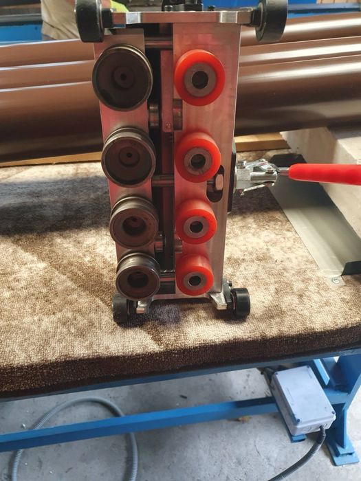 Робот за закопчаване на фалца на шлебах ламели