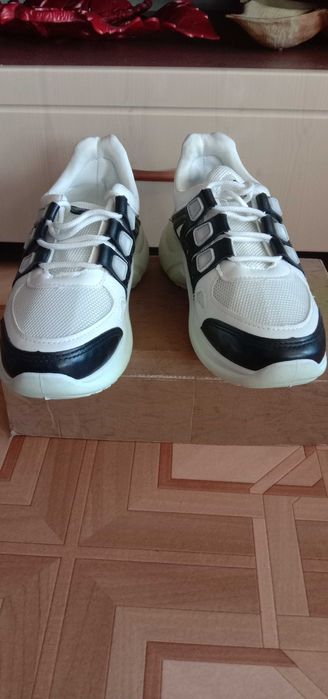 Продам кроссовки