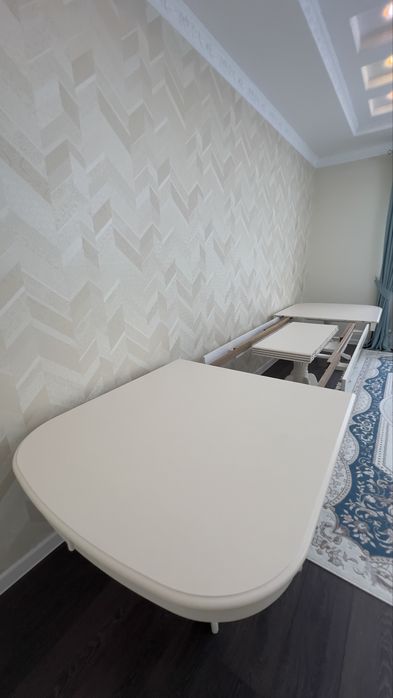 Продаётся малазийский обеденный стол