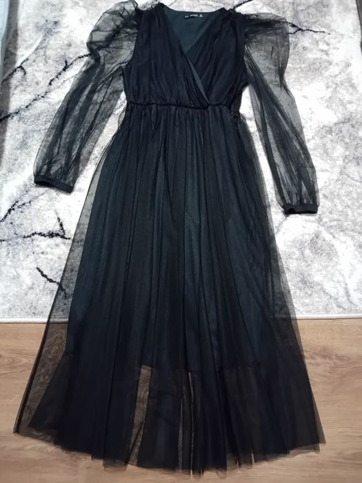 Vând  Costum de damă( fusta nouă),Geacă de iarnă ( purtată de câteva ori), rochie neagră (nouă), rochie roz pudră ( purtată doar o singură dată)