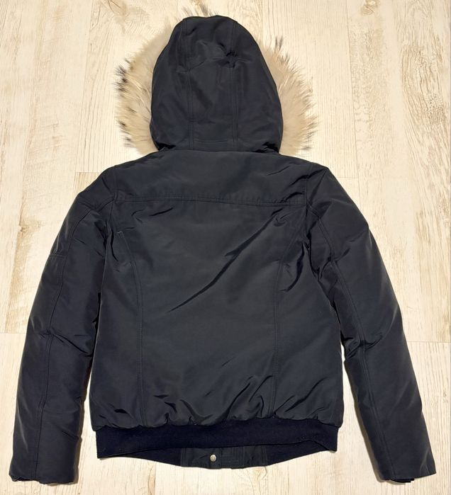 Geacă premium de iarnă Woolrich, femei, bleumarin, cu glugă și blană, purtată