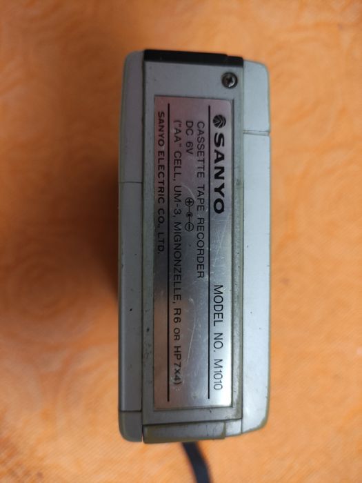 Магнитофон "SANYO".