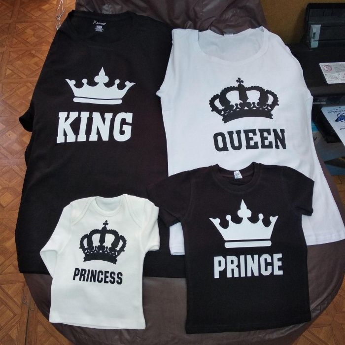 Детские свитшоты (черного цвета) и футболки (белого и черного цвета)