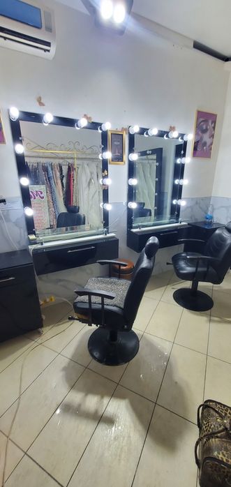 Парикмахерски Салон жихозлари срочно сотилади.