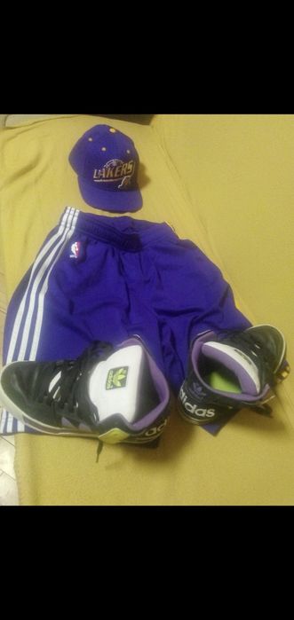 set Echipament NBA Los Angeles Lakers cu pantaloni scurti shorts, basca, sapca Adidas si adidasi nr.42