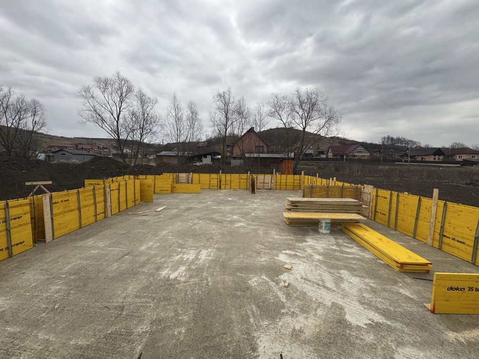 Case la rosu, garduri, renovari, amenajari interioare, fatade