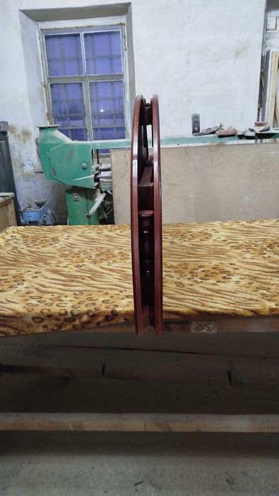 Стол диаметр 148 см.