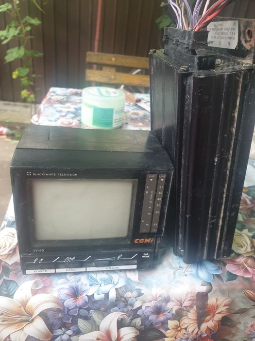 Vând două stați și un tv.