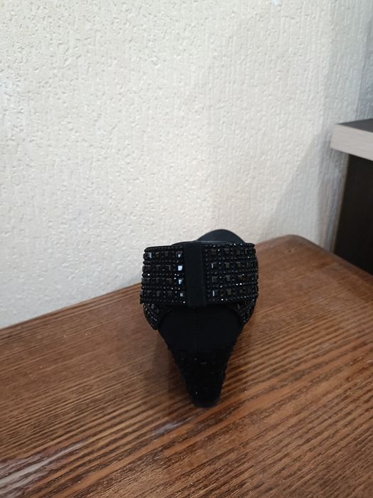 Продам замшевые  туфли ,отделка камнями.Замш натуральный.