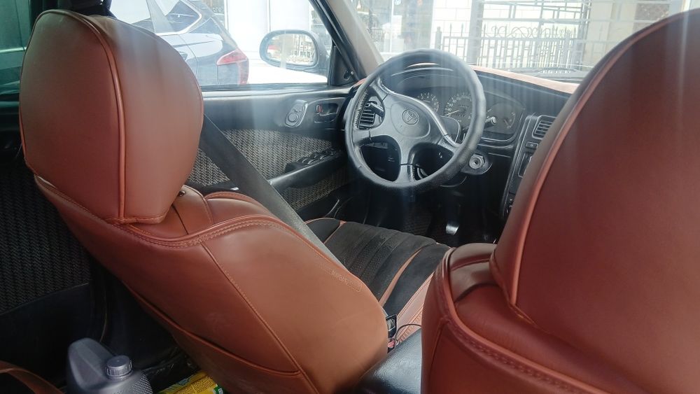 Машина Тойота карина е