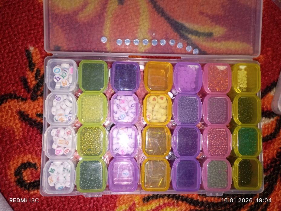 Набор с бисером и фигурками для украшений