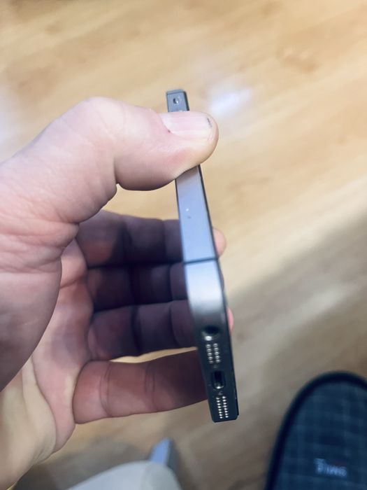 Телефон IPhone Se