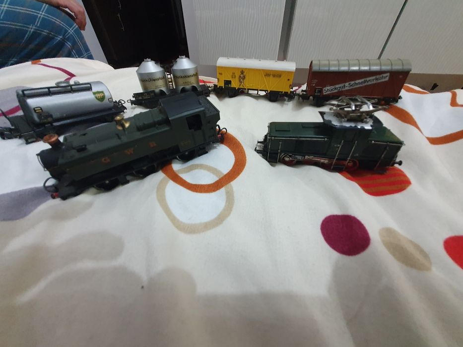 Trenulețe în miniatura de metal cu șine de tren electrice