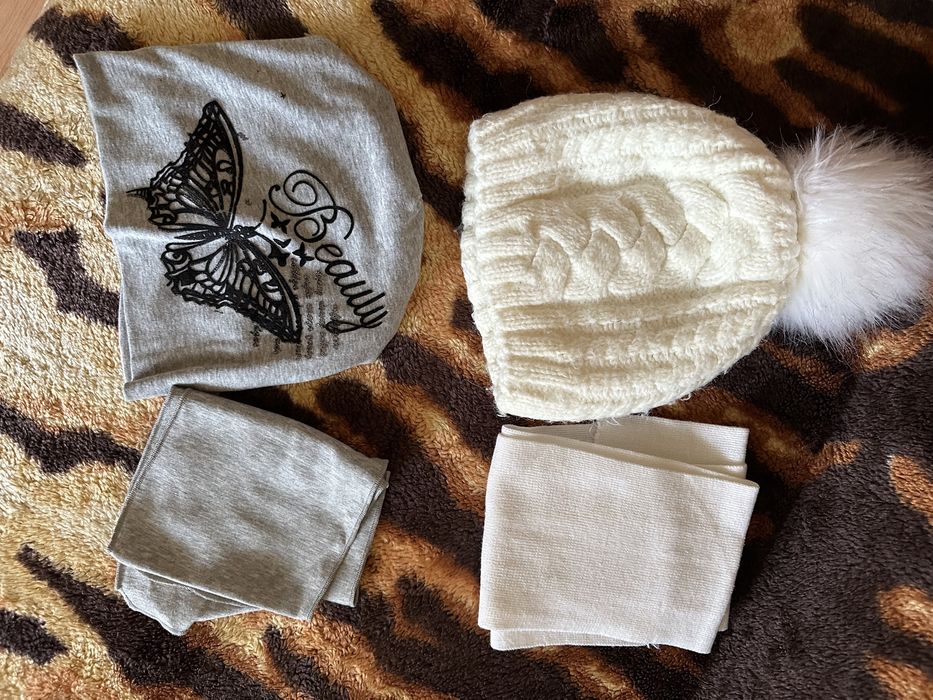 Шапки детские ,варежки.