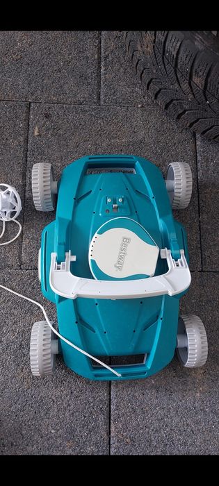 Robot curatare piscina Bestway ( am si piscina cu pompa )