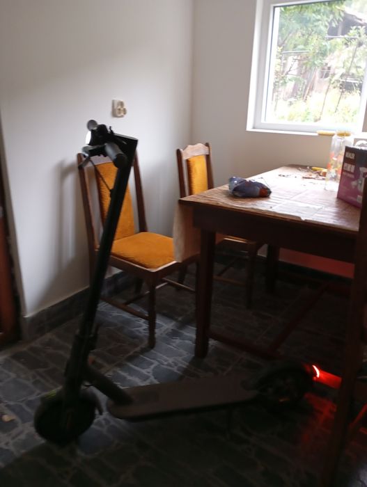 Вдига 20.Издържа 7км.Върви перфектно.Има малко драскотини