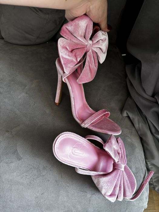 Sandale roz din catifea