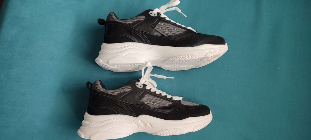 Продавам дамски маратонки