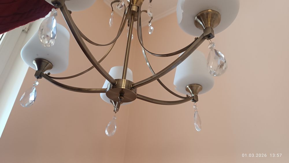 Продам люстру светильник