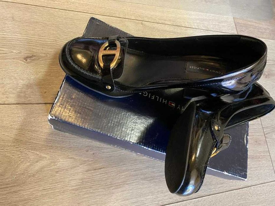 Pantofi de dama TOMMY HILFIGER, piele lacuita neagra, masura 39.