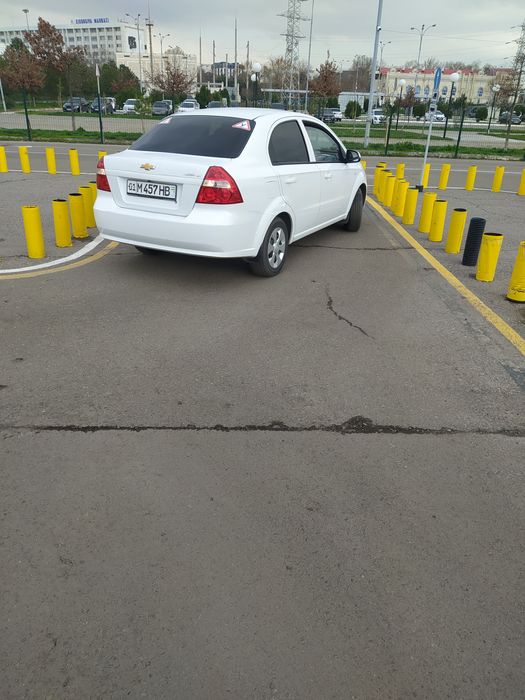 Русский  мужчина  авто-инструктор. Учу с нуля.