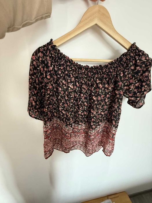 Bluza Bershka cu umerii lasati