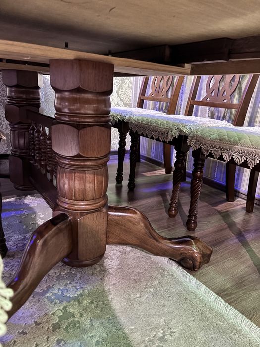 Стулья и стол для гостиной