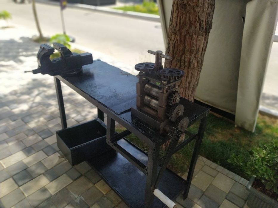 Продаётся стол с тисками и вальцами в комлекте 4,500,000 сум