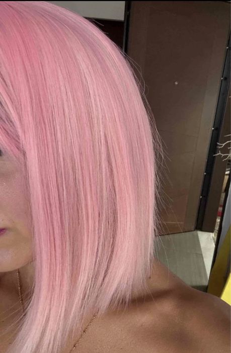 Peruca  blond cu bob scurt o roz bombon cu breton