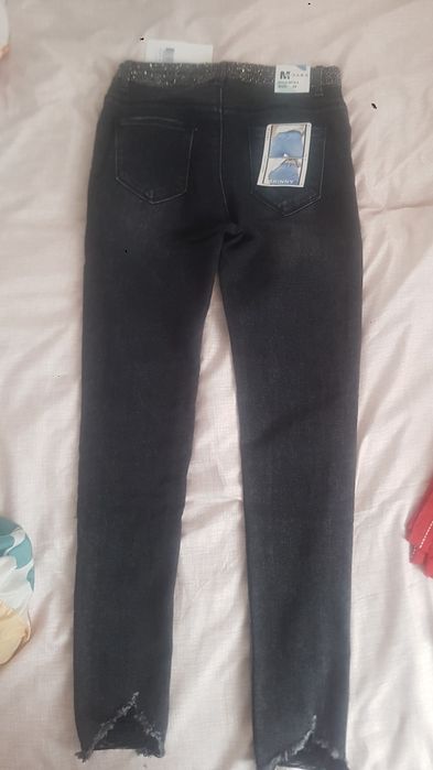 Blugi negri-gri, noi-nouti, cu eticheta