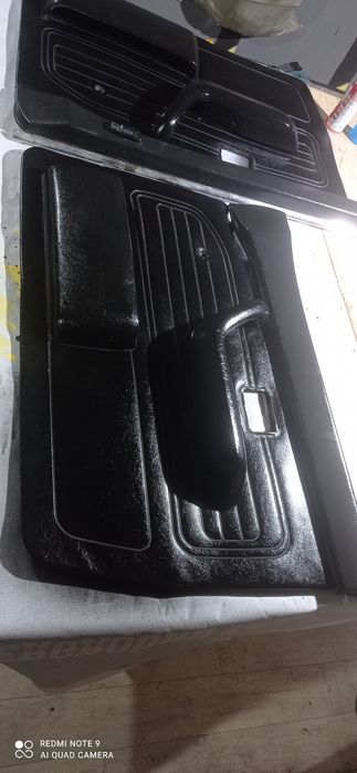 Обшивка дверей, кожаные карты