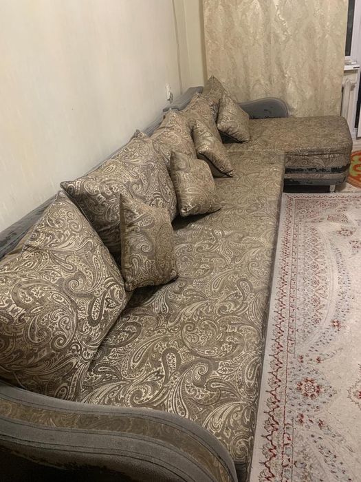 Диван длинный б/у