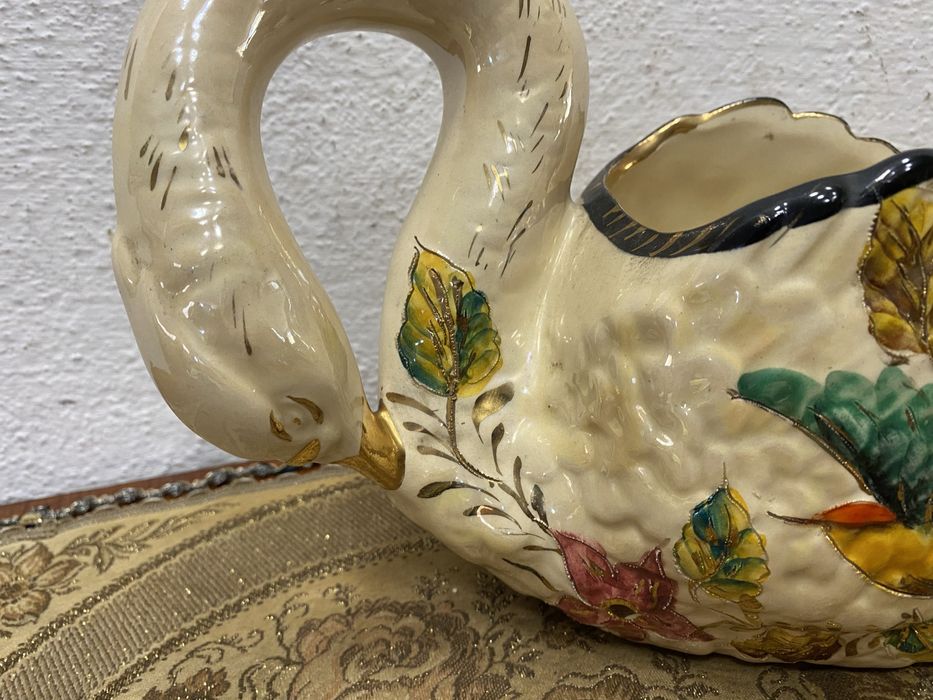 Белгийска порцеланова кашпа във формата на лебед