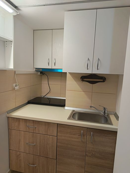 Închiriez garsoniera renovata în zona Rogerius lângă Școala 11