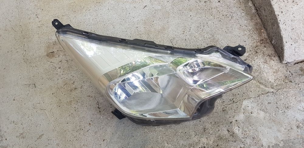 Десен фар за Toyota verso s 2012