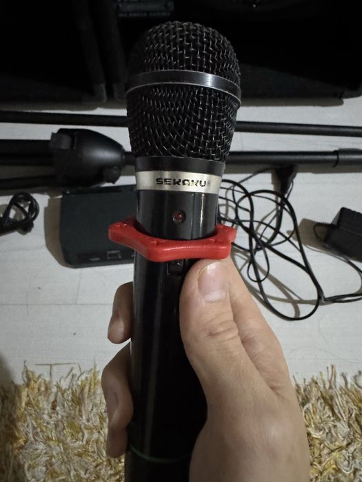 Музыкальные колонки и микрофон