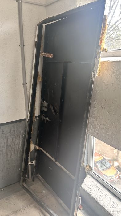 Наружный железный дверь