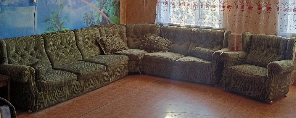 Продается угловой диван с креслом 10000